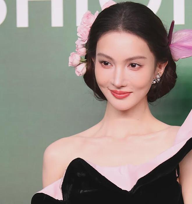 VOGUE红毯生图来了！杨幂妆容显老，周冬雨透视装翻车，金晨脸崩（组图） - 14