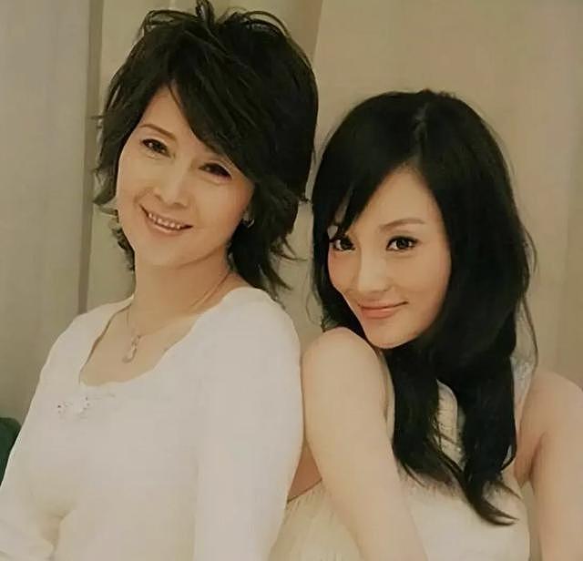 李小璐再陷复出争议:从“少女影后”到负面艺人,好牌被打烂?(组图) - 9