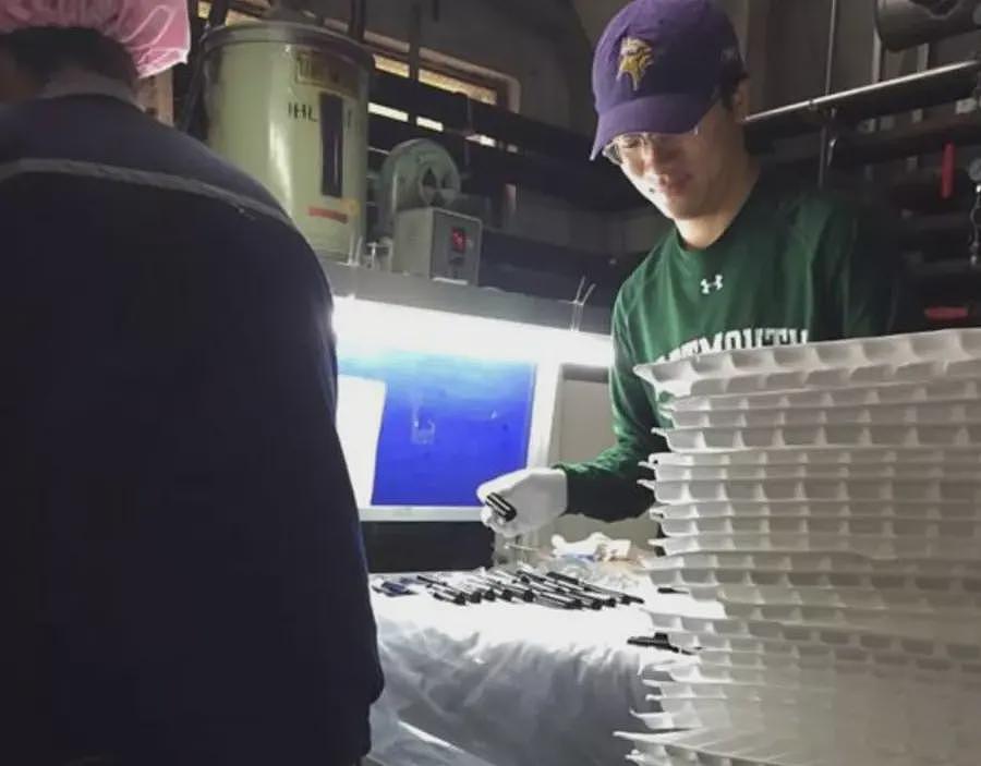 35岁“上海谢霆锋”,现身总理座谈会!身份披露:曾裸辞百万元年薪工作,潜入代工厂卧底(组图) - 5
