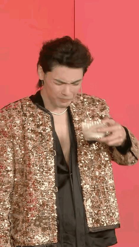 向佐喝老北京豆汁“五官扭曲”，竖起大拇指称赞“真好”（组图） - 4