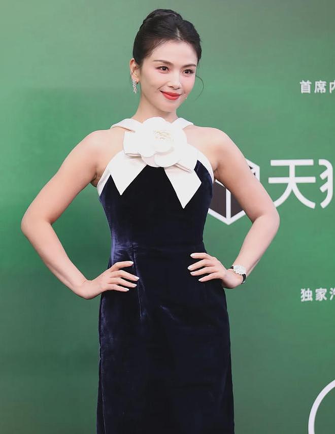 VOGUE红毯生图来了！杨幂妆容显老，周冬雨透视装翻车，金晨脸崩（组图） - 17