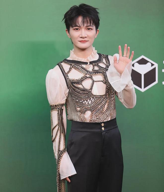 VOGUE红毯生图来了！杨幂妆容显老，周冬雨透视装翻车，金晨脸崩（组图） - 23