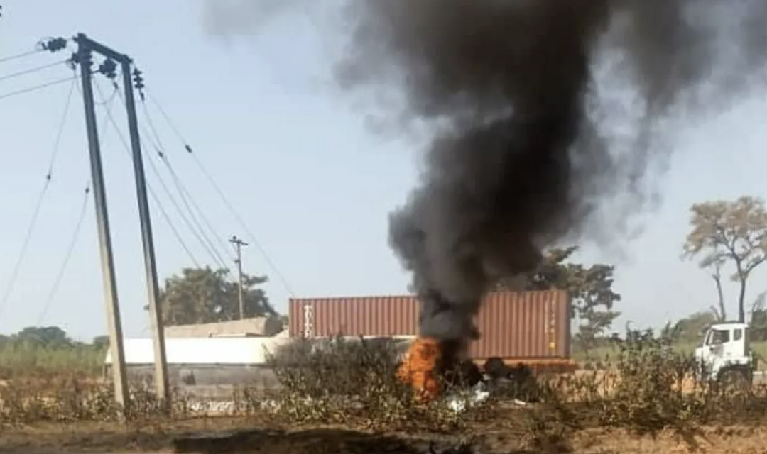 42死50伤！油罐车翻覆，村民捡油引发大爆炸！满地焦尸，惨不忍睹（视频/组图） - 2