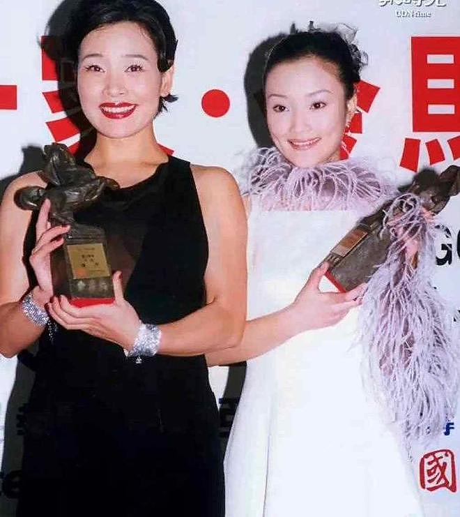李小璐再陷复出争议:从“少女影后”到负面艺人,好牌被打烂?(组图) - 11
