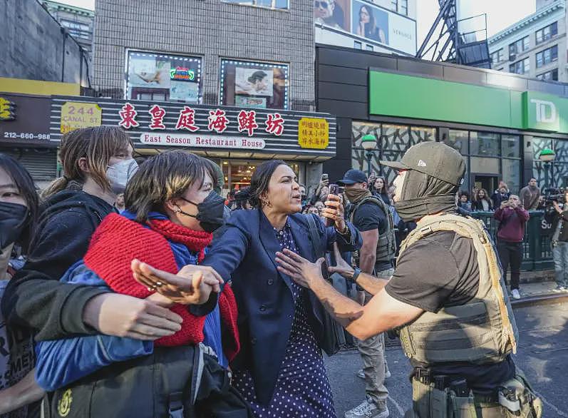 移民局突袭华人区，荷枪实弹+装甲车！当街抓人，现场一片混乱（组图） - 1