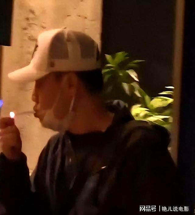 朱媛媛去世5月后,辛柏青露面!一个举动败好感,身旁美女引争议(组图) - 1