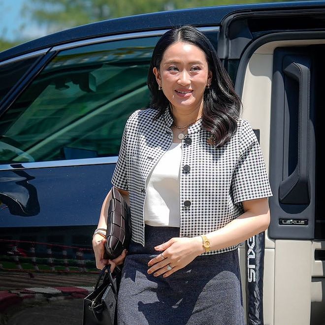 泰国美女前总理久违探监,全身大牌神采飞扬,透露父亲狱中健康(组图) - 1