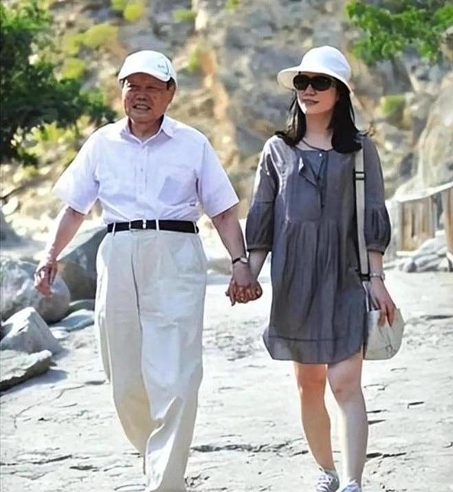 杨振宁追悼会确定,离世前状态曝光,摔跤酿大祸,翁帆或早有察觉(组图) - 4