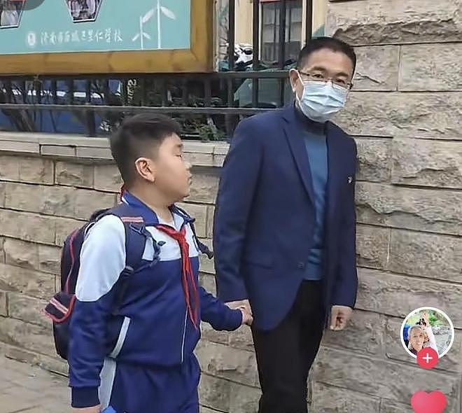 54岁“鸡排校长”病逝，家长：雨天他撑伞在门口接送学生（组图） - 2
