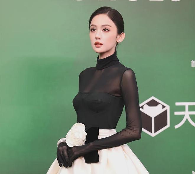 VOGUE红毯生图来了！杨幂妆容显老，周冬雨透视装翻车，金晨脸崩（组图） - 11