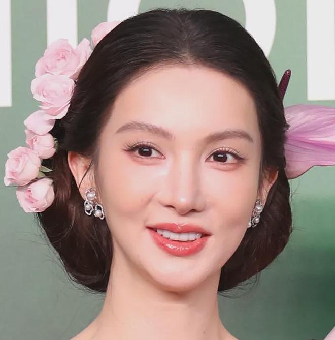 VOGUE红毯生图来了！杨幂妆容显老，周冬雨透视装翻车，金晨脸崩（组图） - 15