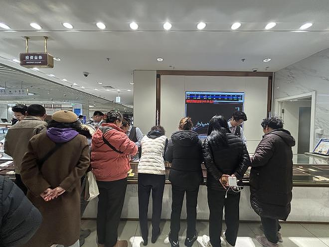 金价惊魂一夜后：“囤金大爷大妈”挤爆金店，拿下百克金条（组图） - 2