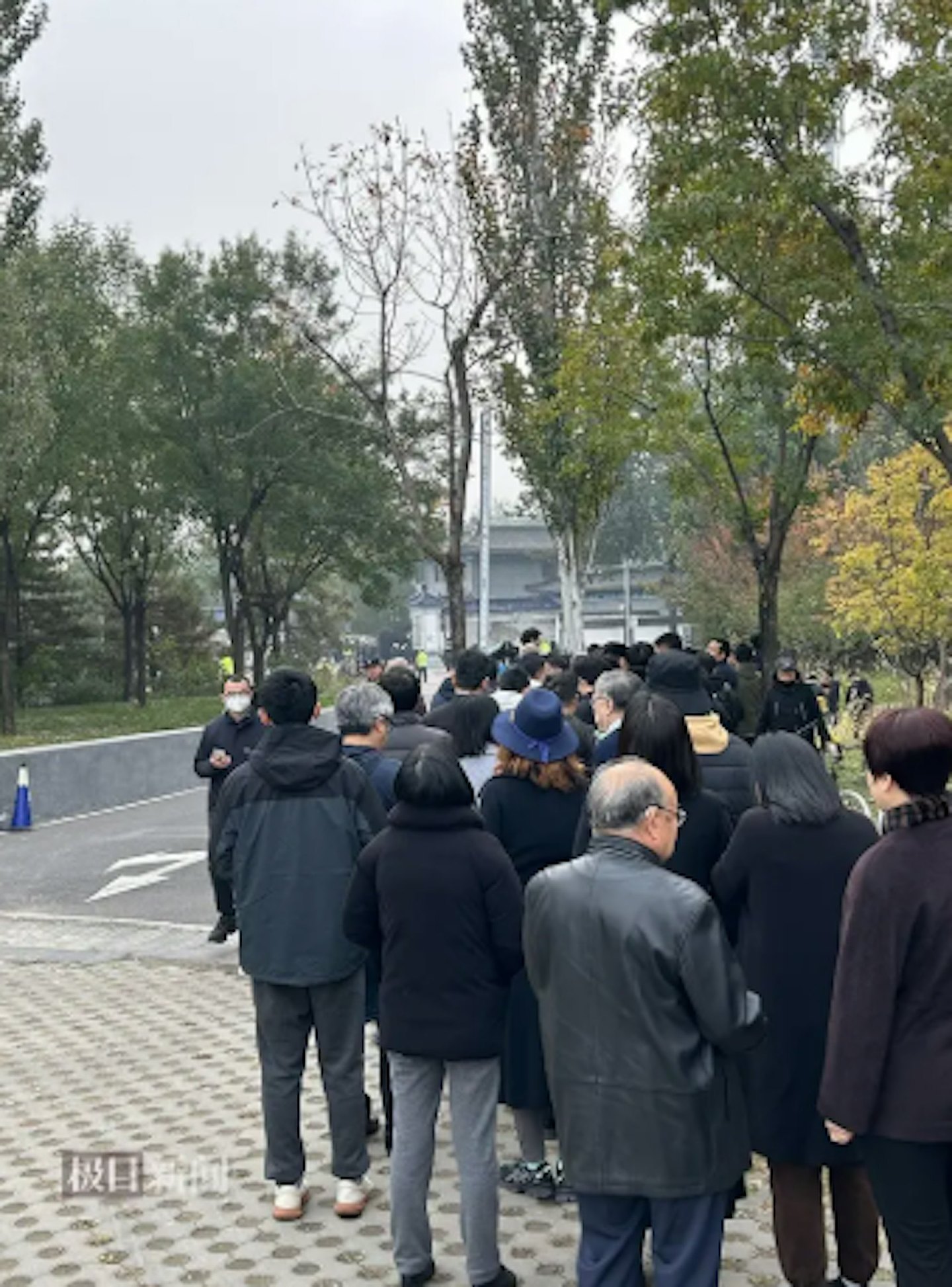 杨振宁遗体告别仪式在北京举行,社会各界自发前往送别(组图) - 2