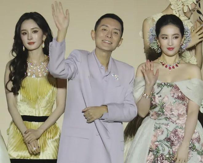 杨幂刘亦菲后台画面曝光，同桌零互动气氛尴尬，深扒两人闹僵原因（组图） - 1
