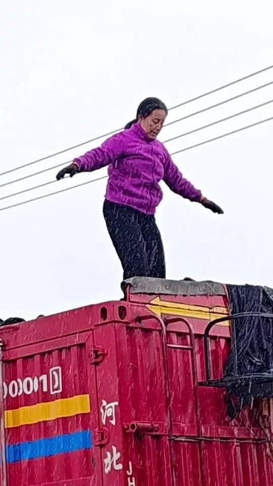 货车上的“换位人生”：司机丈夫脑出血半身瘫痪，妻子考驾照载着丈夫跑车（组图） - 3