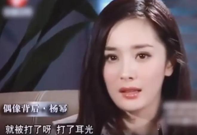 杨幂刘亦菲后台画面曝光，同桌零互动气氛尴尬，深扒两人闹僵原因（组图） - 13