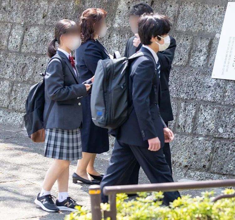 19岁日本未来天皇被奇葩教会相中，美女教徒蹲守诱惑（组图） - 18