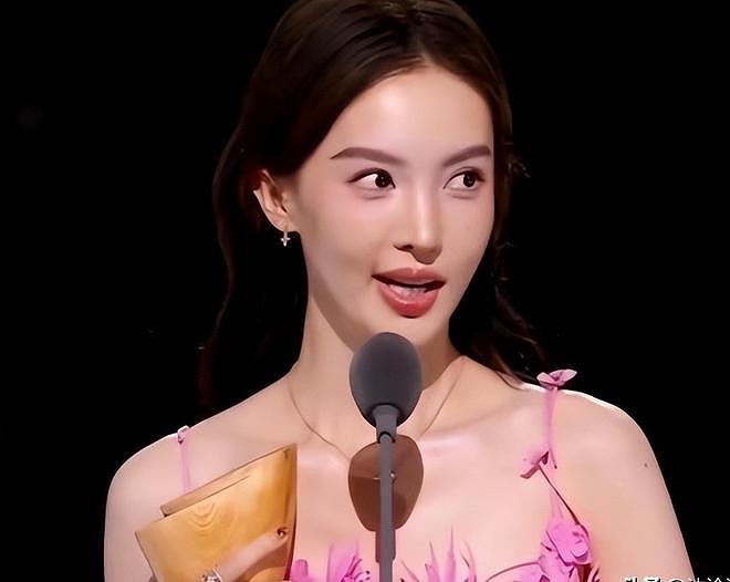 明明戏演的一塌糊涂，她们却还敢当评委，怪不得评论区“沦陷”（组图） - 3