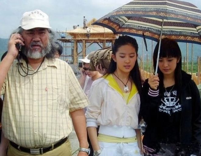 杨幂刘亦菲后台画面曝光，同桌零互动气氛尴尬，深扒两人闹僵原因（组图） - 6