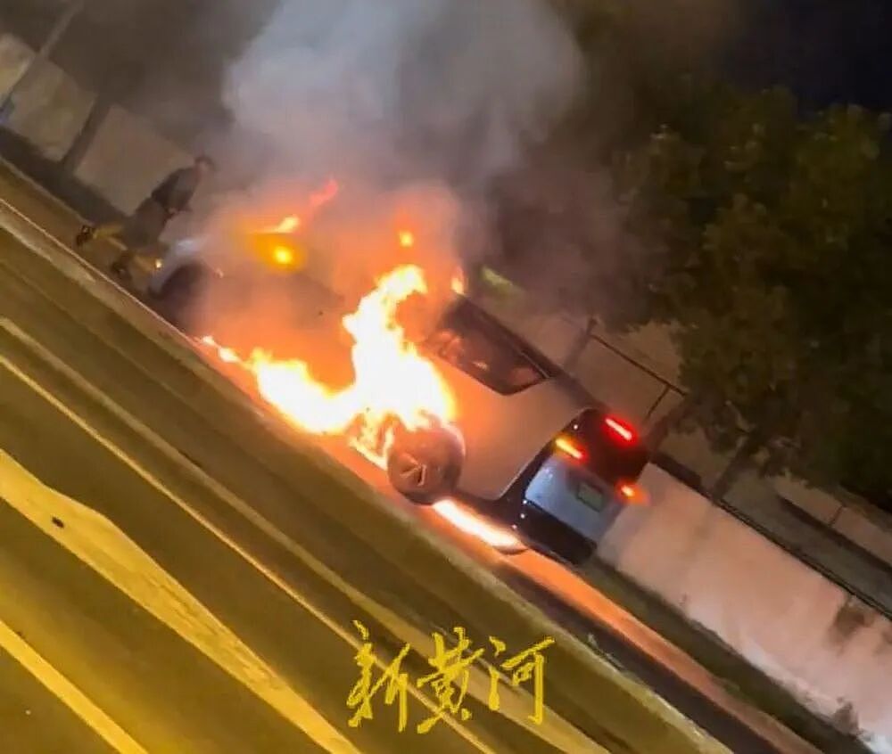 上海一理想Mega行驶中无碰撞突然起火，司机乘客连滚带爬逃出！客服回应（视频/组图） - 1