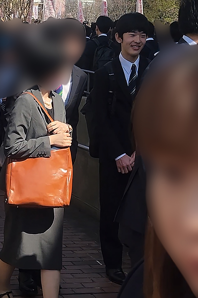 19岁日本未来天皇被奇葩教会相中，美女教徒蹲守诱惑（组图） - 12