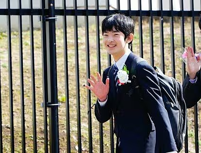 19岁日本未来天皇被奇葩教会相中，美女教徒蹲守诱惑（组图） - 13
