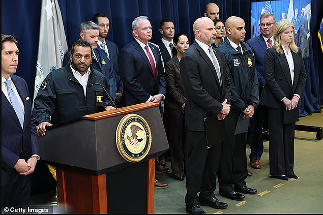 惊天丑闻！NBA名帅与球星多人被捕，FBI揭开“黑手党操盘”赌球网，勒布朗也被卷入（组图） - 1
