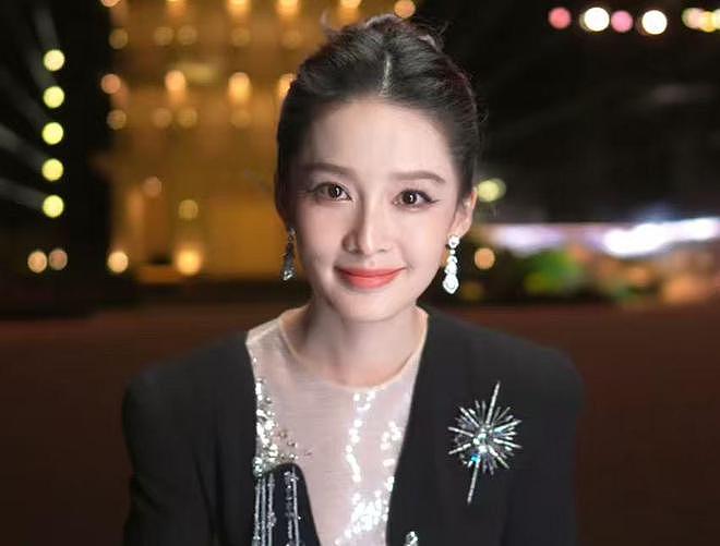 李沁VOGUE采访翻车！称赞马思纯性格纯真像男孩：没有女孩的磨叽（组图） - 8