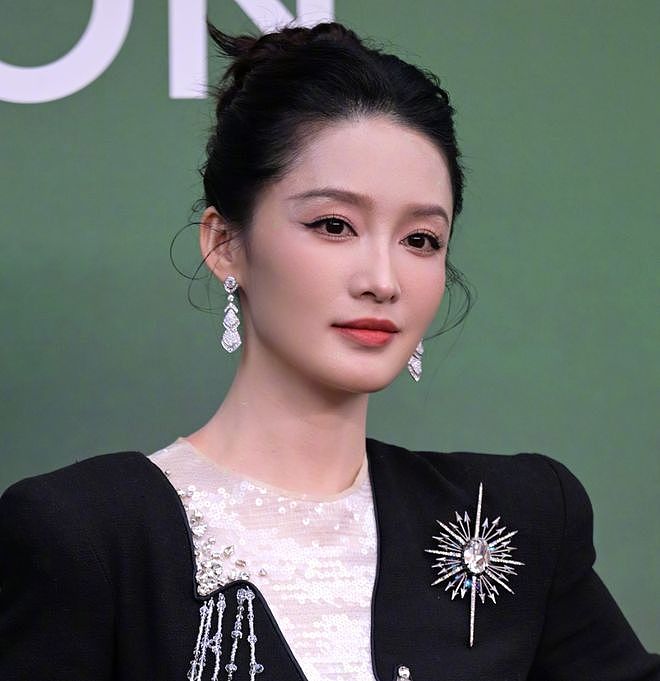 李沁VOGUE采访翻车！称赞马思纯性格纯真像男孩：没有女孩的磨叽（组图） - 1