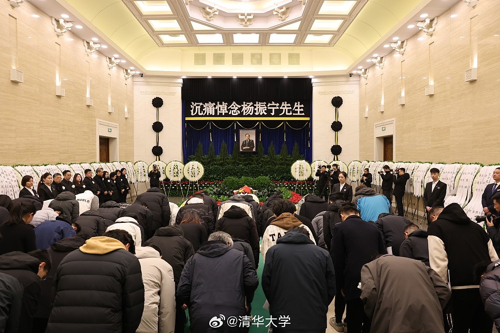 杨振宁逝世北京八宝山现送别人龙!遗孀翁帆黑衣哀戚露脸(视频/组图) - 4