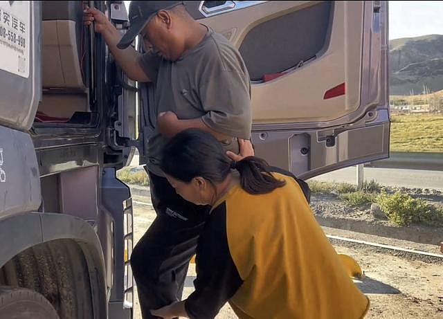 货车上的“换位人生”：司机丈夫脑出血半身瘫痪，妻子考驾照载着丈夫跑车（组图） - 6