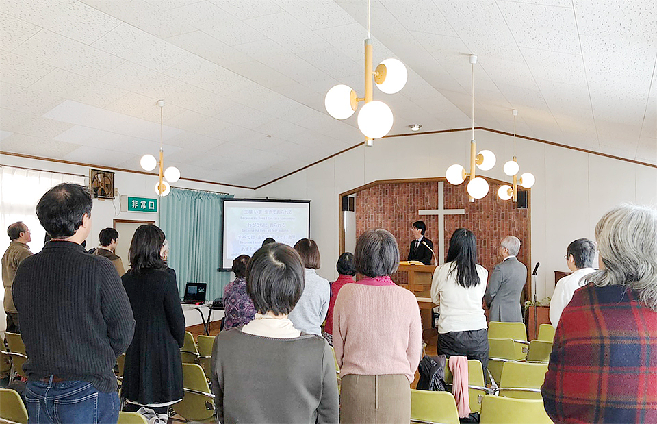 19岁日本未来天皇被奇葩教会相中，美女教徒蹲守诱惑（组图） - 16