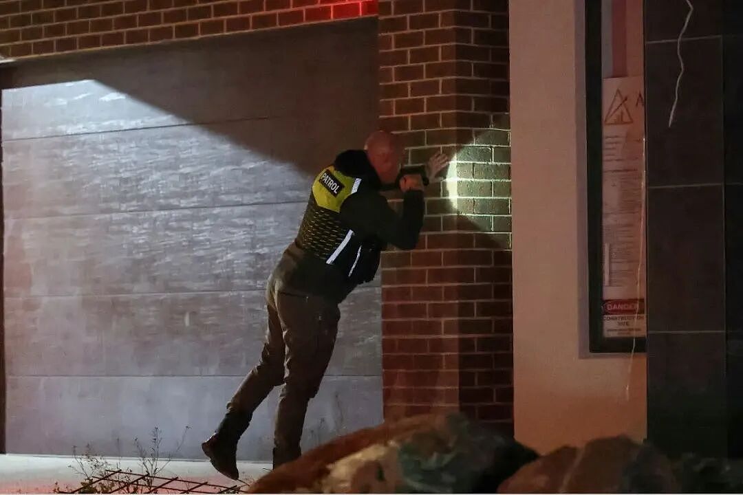 犯罪彻底失控！墨尔本这地居民，开始花钱请带枪私人保安巡逻（组图） - 4