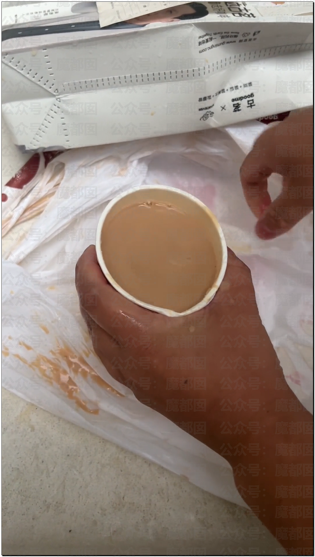 爆议！3岁幼儿被古茗奶茶珍珠活活呛死，家长举牌打滚哭诉（视频/组图） - 18