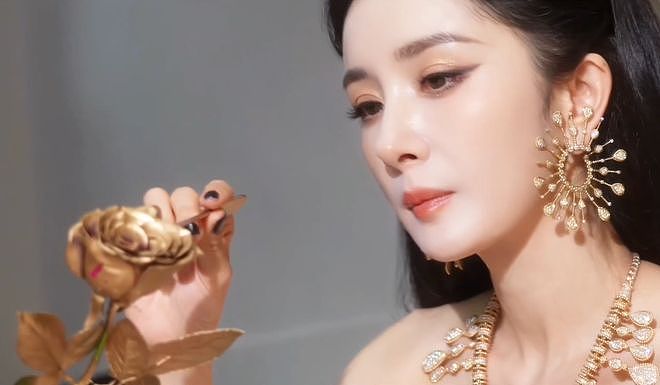 85花争锋名场面!刘亦菲杨幂同框互不搭理,一人压轴一人抢第一(组图) - 9