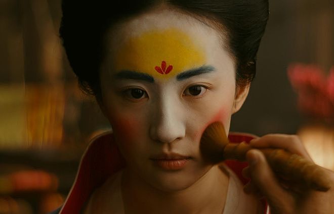 杨幂刘亦菲后台画面曝光，同桌零互动气氛尴尬，深扒两人闹僵原因（组图） - 16