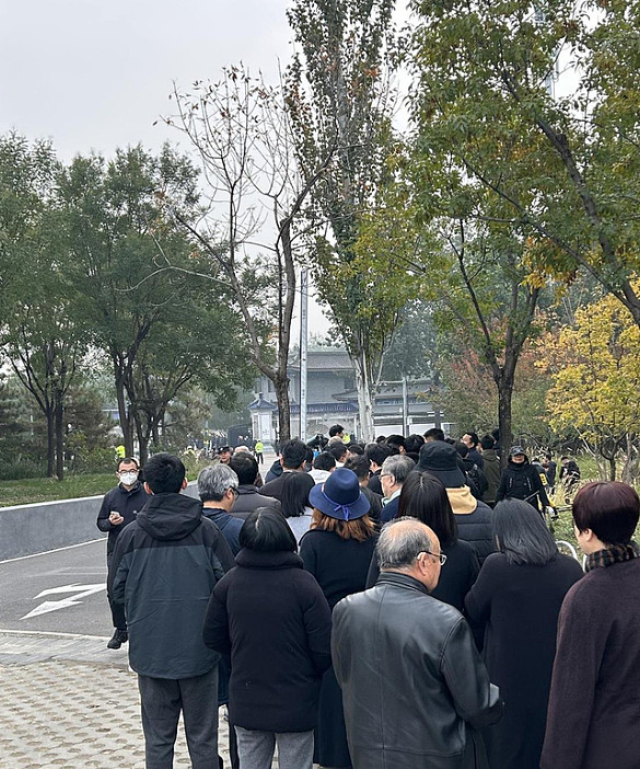 杨振宁逝世北京八宝山现送别人龙!遗孀翁帆黑衣哀戚露脸(视频/组图) - 9