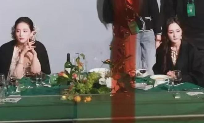 杨幂刘亦菲后台画面曝光，同桌零互动气氛尴尬，深扒两人闹僵原因（组图） - 2