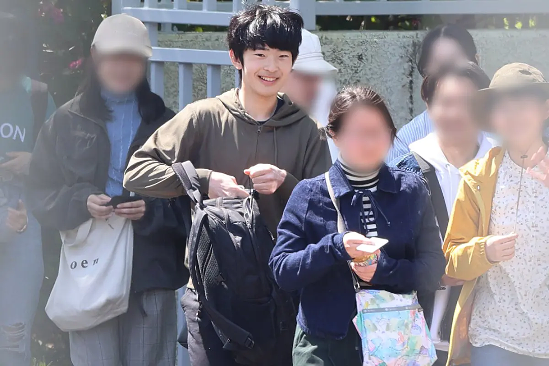 19岁日本未来天皇被奇葩教会相中，美女教徒蹲守诱惑（组图） - 15