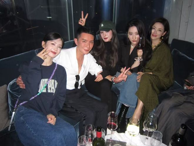 杨幂刘亦菲后台画面曝光，同桌零互动气氛尴尬，深扒两人闹僵原因（组图） - 20