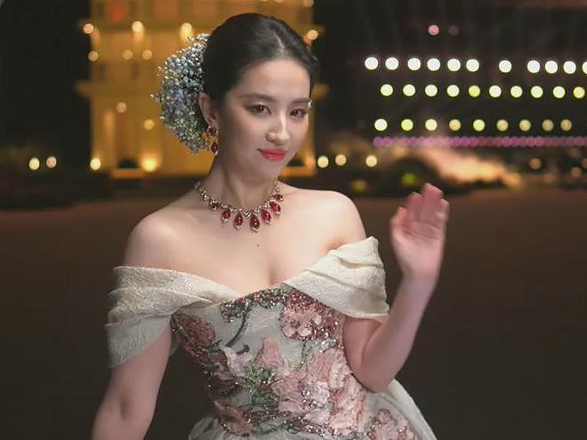 85花争锋名场面!刘亦菲杨幂同框互不搭理,一人压轴一人抢第一(组图) - 26