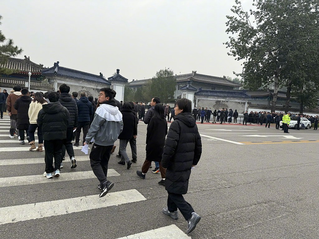 杨振宁逝世北京八宝山现送别人龙!遗孀翁帆黑衣哀戚露脸(视频/组图) - 12