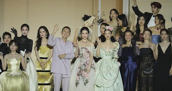 钟楚曦合影风波升级!站C位评论区沦陷,杨幂刘亦菲差点没挤进去(组图) - 1