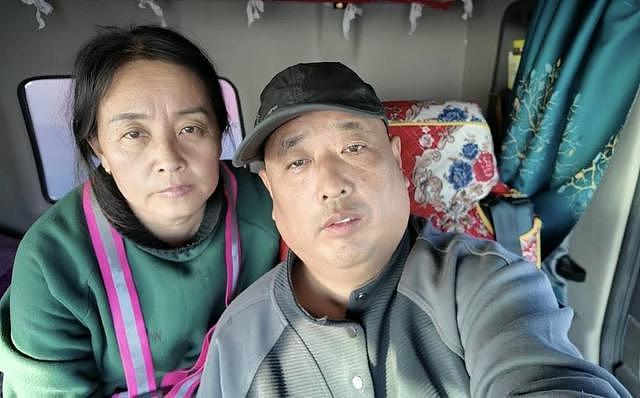 货车上的“换位人生”：司机丈夫脑出血半身瘫痪，妻子考驾照载着丈夫跑车（组图） - 1
