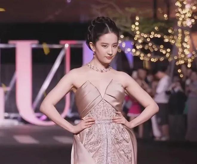 杨幂刘亦菲后台画面曝光，同桌零互动气氛尴尬，深扒两人闹僵原因（组图） - 26