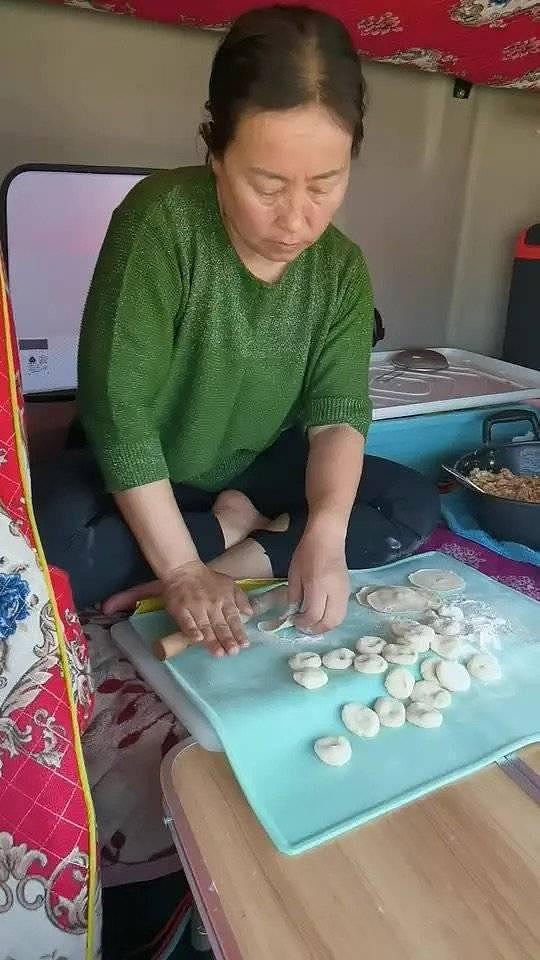 货车上的“换位人生”：司机丈夫脑出血半身瘫痪，妻子考驾照载着丈夫跑车（组图） - 5