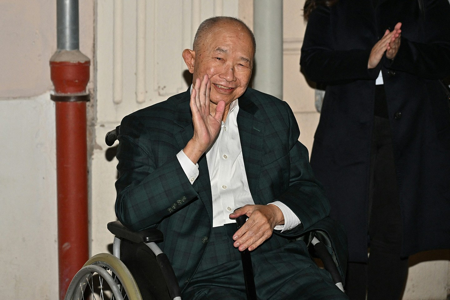 79岁香港传奇名导体力状态大不如前，需坐轮椅出入步行由嘉宾搀扶（组图） - 10
