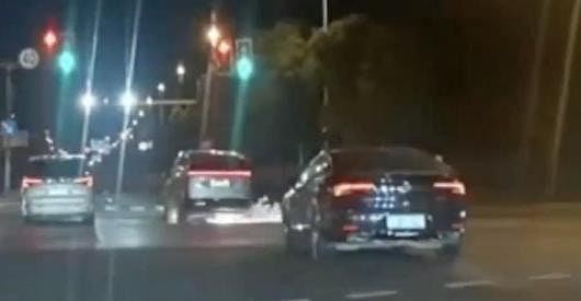 理想MEGA汽车上海闹市行驶期间突然起火,司机乘客及时逃生(视频/组图) - 1