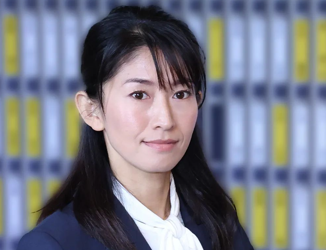 日本写真女星成内阁政务官,性感照片全网刷屏!曾因脑袋空空被网友骂爆(组图) - 13
