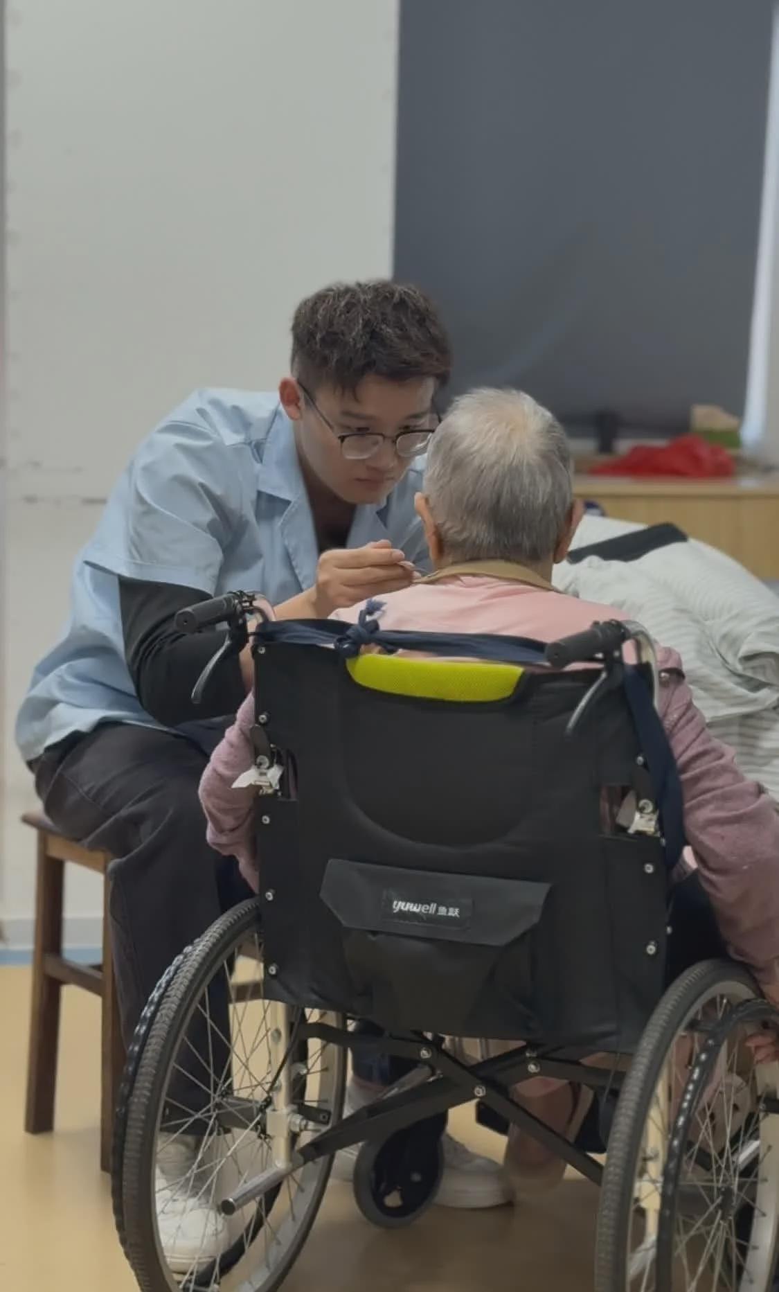 00后入局养老：应聘学历逐渐提高为本科，月薪可达1万元，被老人像亲孙子一样对待（组图） - 1